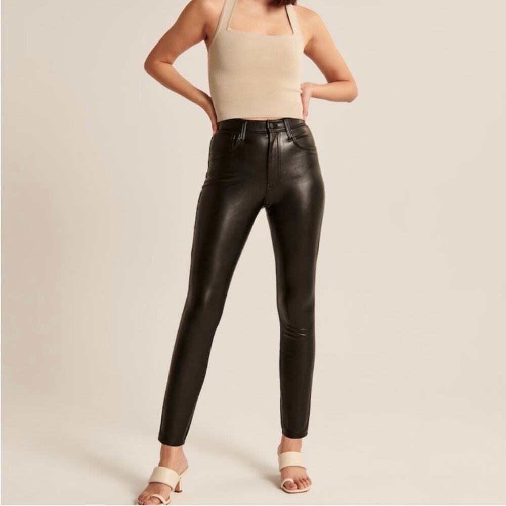 Abercrombie & Fitch The Skinny High Rise Curve Love in Black Vegan Leather - 26L